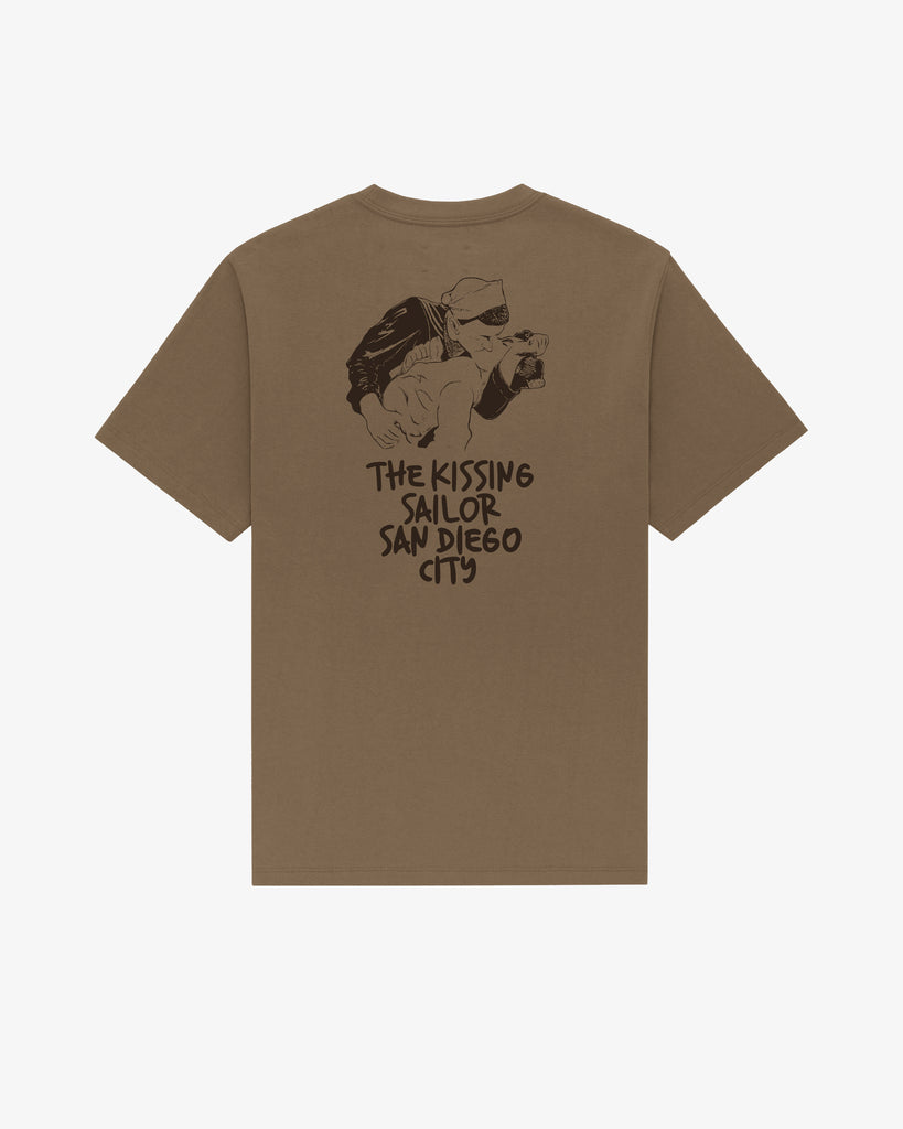 Kissing Sailor Tee by The SDN. Brand – screen-printed graphic t-shirt in heavyweight cotton

The SDN. Brand Kissing Sailor T-shirt featuring vintage-inspired sailor and nurse design